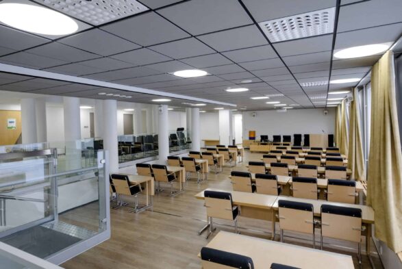 Iso kokoussali virastotalossa.